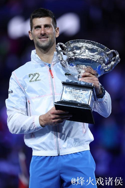 科尔维尔社媒晒高举奖杯照片：以最完美的方式为赛季收官